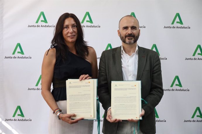 La consejera de Inclusión Social, Juventud, Familias e Igualdad, Loles López, y el director de la Fundación Orange, Daniel Morales.