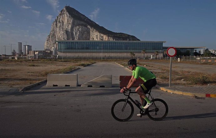 Archivo - Un ciclista pasa por delante del Peñón de Gibraltar