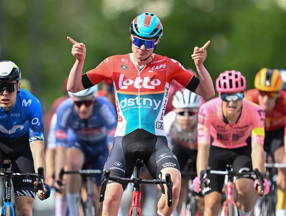 Archivo - El ciclista belga Maxim Van Gils celebra una victoria