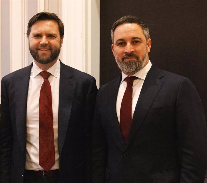 El líder de Vox, Santiago Abascal, con el candidato a vicepresidente de Estados Unidos por el Partido Republicano, el senador J. D. Vance.