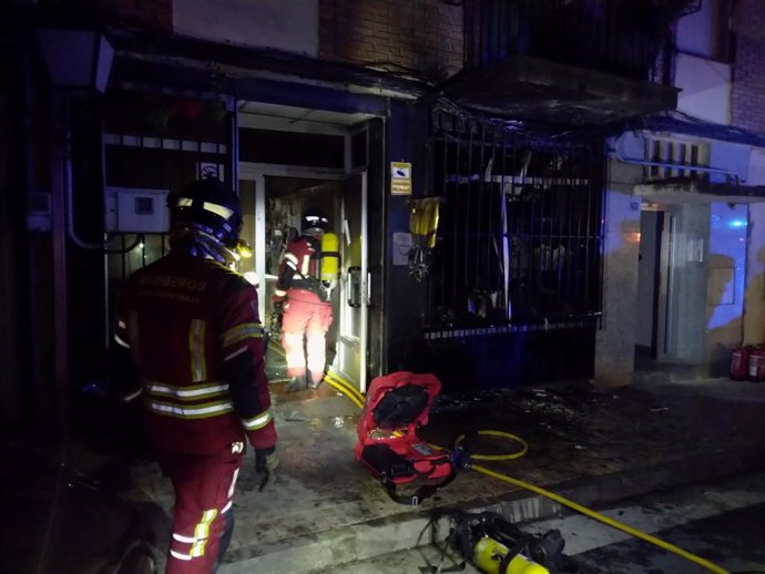 Efectivos de los Bomberos de Ponferrada accediendo al local en el que se produjo el incendio durante los trabajos de extinción