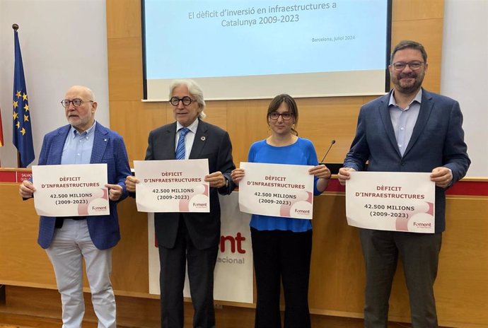 El director de Estudios y Economía  de Foment del Treball,, Salvador Guillermo; el presidente, Josep Sánchez Llibre; la presidenta de la Comisión de Infraestructuras, Anna Cornadó,, y el presidente de la CCOC, Lluís Moreno.