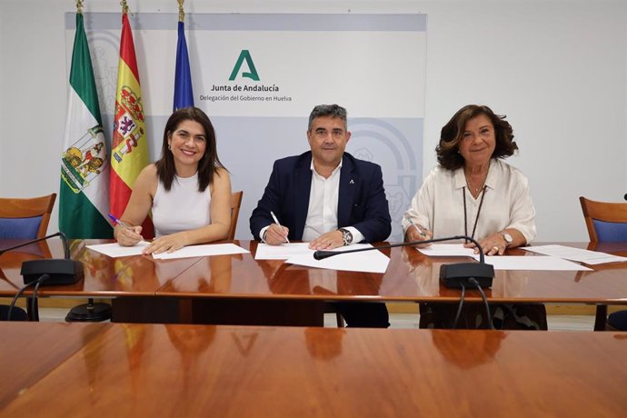 Los delegados en la firma.