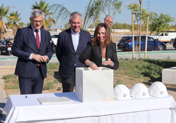 La consejera de Fomento, junto al alcalde de Sevilla y el secretario de Estado de Vivienda, en el acto simbólico de la primera piedra de una promoción en Palmas Altas.