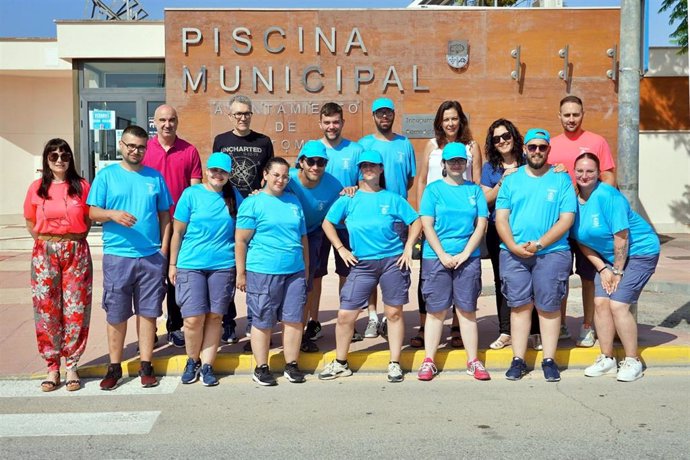 Las autoridades municipales posan con los jóvenes participantes en el programa ‘Empleo y Deportes en Santomera’