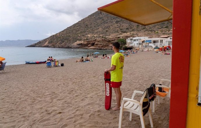 Archivo - Un socorrista de Protección Civil en una playa de Cartagena