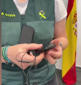 Guardia Civil con material incautado