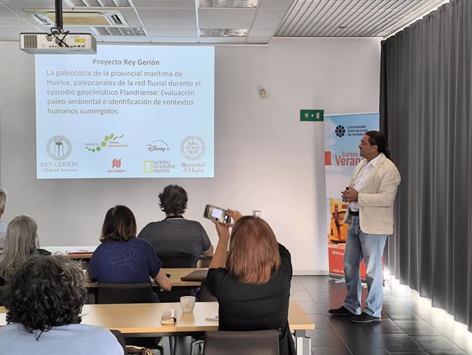 El director de Rey Gerión Offshore Service en una ponencia sobre la Atlántida en la sede de la UNIA en Santa María de la Rábida (Huelva).