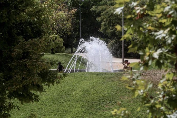 Archivo - Un fuente en el parque de Madrid Río, a 11 de agosto de 2021, en Madrid (España).