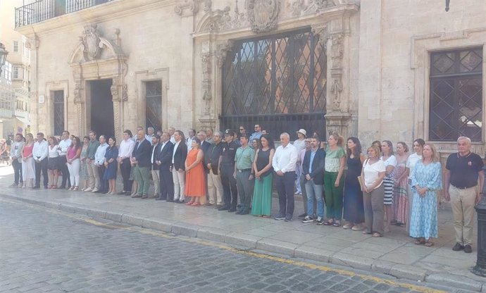 Representantes de las instituciones baleares en el minuto de silencio por los últimos asesinatos machistas en España.