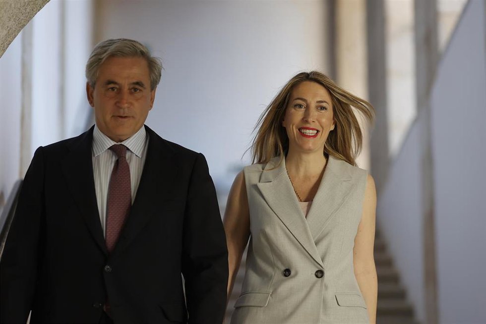 La presidenta de la Junta de Extremadura, María Guardiola, y el consejero de Gestión Forestal y Mundo Rural, Ignacio Higuero, a su llegada a comparecer ante los medios de prensa 