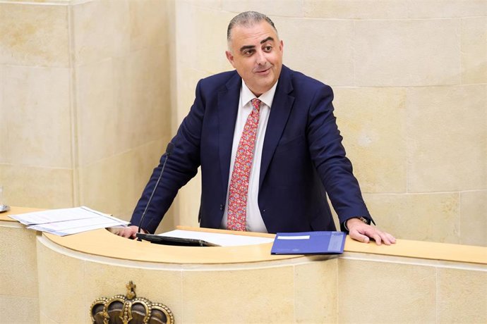 Archivo - El consejero de Fomento, Ordenación del Territorio y Medio Ambiente del Gobierno de Cantabria, Roberto Media, en el Parlamento