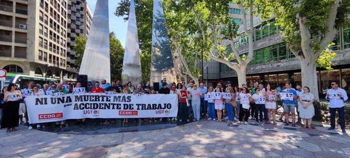 Concentración en Zaragoza de prepresentantes de UGT y CC.OO tras el último fallecido en accidente de trabajo