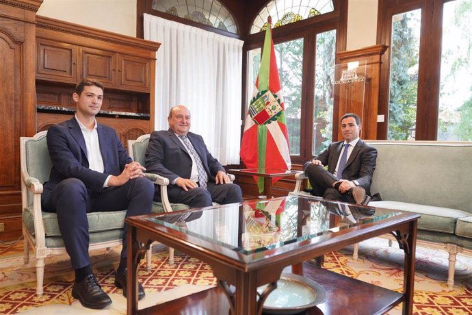 El lehendakari, Imanol Pradales, ha recibido este martes en Ajuria Enea a una representación de EAJ-PNV integrada por el presidente del EBB, Andoni Ortuzar, y el portavoz parlamentario Joseba Díez Antxustegi