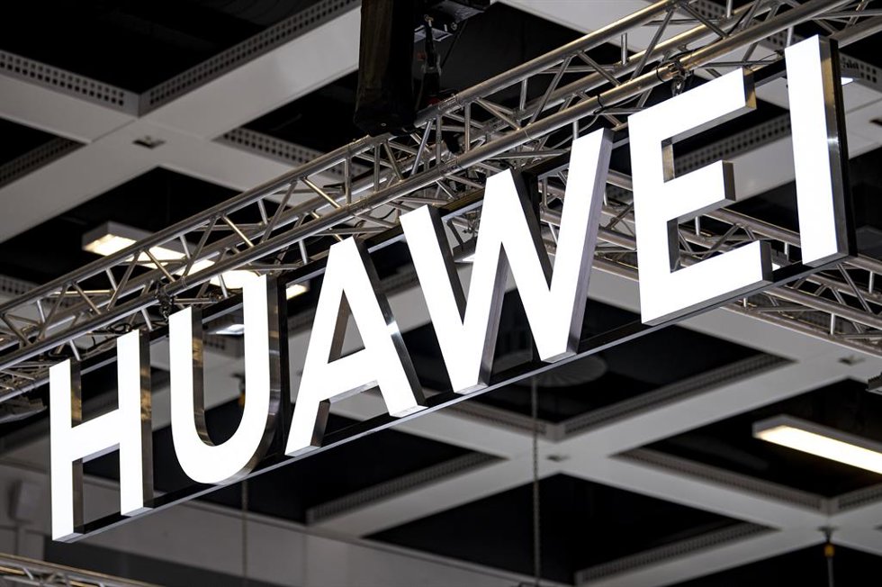 Archivo - FILED - 01 September 2022, Berlin: The logo of Huawei at the electronics fair IFA. Photo: Fabian Sommer/dpa