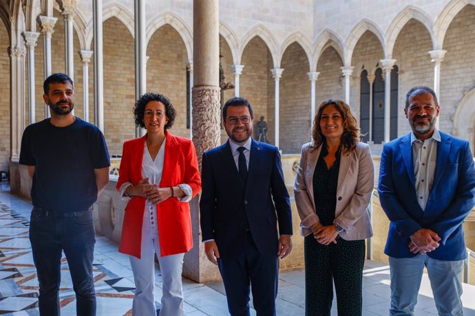 El president de la Generalitat en funcions, Pere Aragonès, i la vicepresidenta, Laura Vilagrà, amb la secretària general d'ERC, Marta Rovira; el diputat d'ERC al Parlament Ruben Wagensberg i el vicepresident d'Òmnium, Oleguer Serra