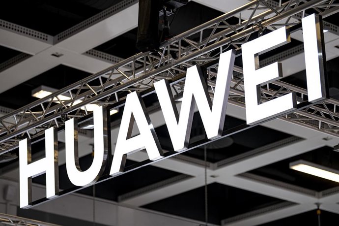 Archivo - FILED - 01 September 2022, Berlin: The logo of Huawei at the electronics fair IFA. Photo: Fabian Sommer/dpa