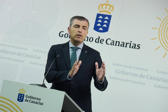 Archivo - El vicepresidente del Gobierno de Canarias y consejero de Economía, Manuel Domínguez, en rueda de prensa