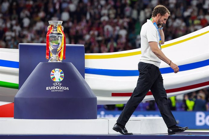 14 July 2024, Berlin: England coach Gareth Southgate walks disappointed past the trophy, after his team's defeat in the UEFA Euro 2024 final soccer match between Spain and England at the Olympic Stadium. Photo: Christian Charisius/dpa