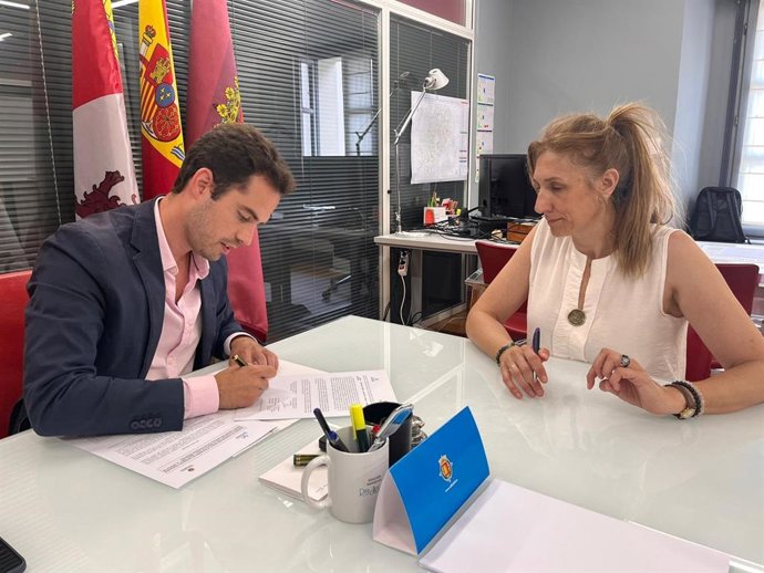 El concejal de Personas Mayores, Familia y Servicios Sociales, Rodrigo Nieto, y la delegada de Fundación Personas en Valladolid, María Eugenia del Olmo, firman el convenio de colaboración.