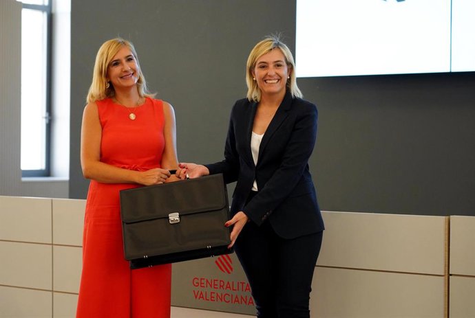 Acte de traspàs de carteres a la nova consellera de Justícia i Interior, Salomé Pradas, per part de la consellera sortint, Elisa Núñez