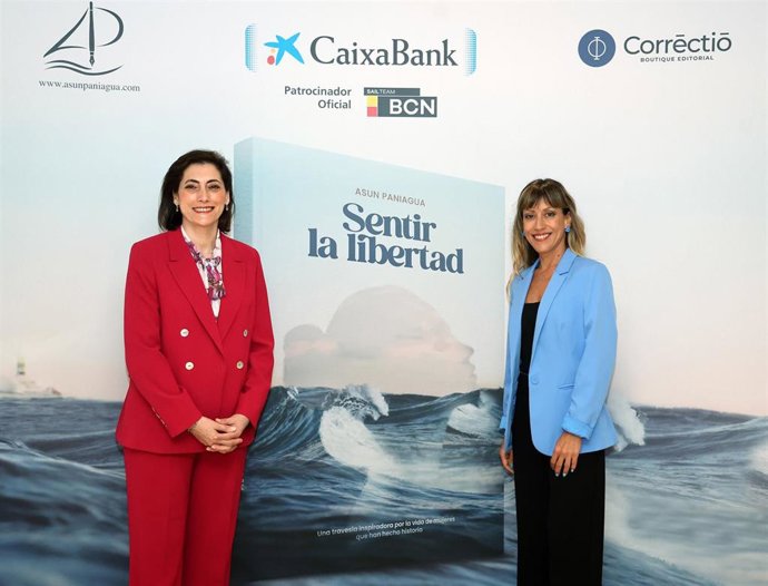 La directora de Comunicación y Relaciones Institucionales de CaixaBank, María Luisa Martínez, y la escritora Asun Paniagua.