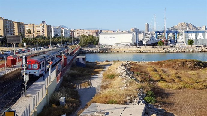 Archivo - Vías de la costa en Alicante.