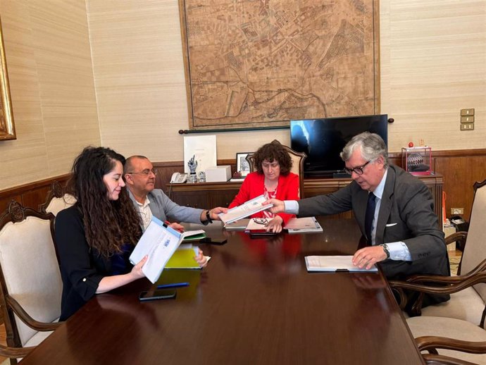 La alcaldesa de Santiago de Compostela, Goretti Sanmartín, mantiene un encuentro con el presidente de la Confederación de Empresarios de Galicai, Juan Manuel Vieites.