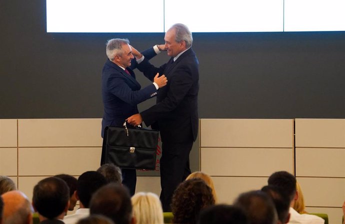 Traspaso de carteras entre el nuevo conseller de Agricultura, Miguel Barrachina, y el saliente, José Luis Aguirre