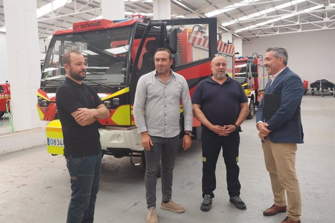 Representantes de la Diputación frente a una de las bombas rurales recibidas este martes.