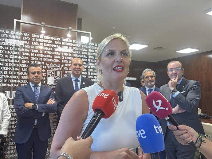 La consejera de Hacienda y Administración Pública de la Junta de Extremadura, Elena Manzano,ateiende a los medios de comunicación