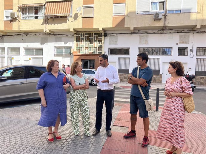 El portavoz municipal socialista, Daniel Pérez, acompañado de la viceportavoz socialista, Begoña Medina, de las concejalas del PSOE Carmen Martín y Rosa del Mar Rodríguez, y también con el activista vecinal Ignacio Romera