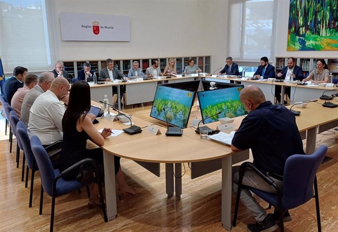 El consejero Juan María Vázquez preside la Comisión Interadministrativa del Mar Menor, en la que participan el secretario de Estado de Medio Ambiente, Hugo Morán, y representantes de los municipios de la cuenca vertiente