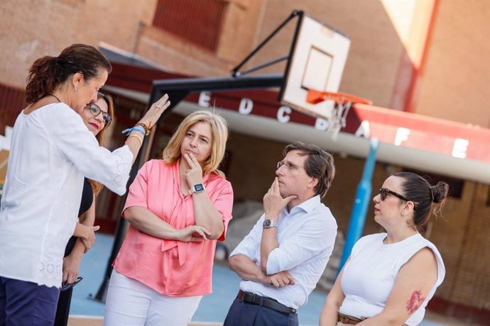 El alcalde de Madrid, José Luis Martínez-Almeida, junto a la vicealcaldesa, Inma Sanz, y la concejala de Arganzuela, Lola Navarro, visita esta mañana el CEIP Joaquín Costa