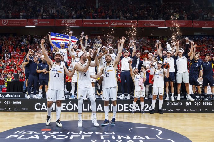 Archivo - El Real Madrid levanta el trofeo de campeón de la Liga Endesa 23-24