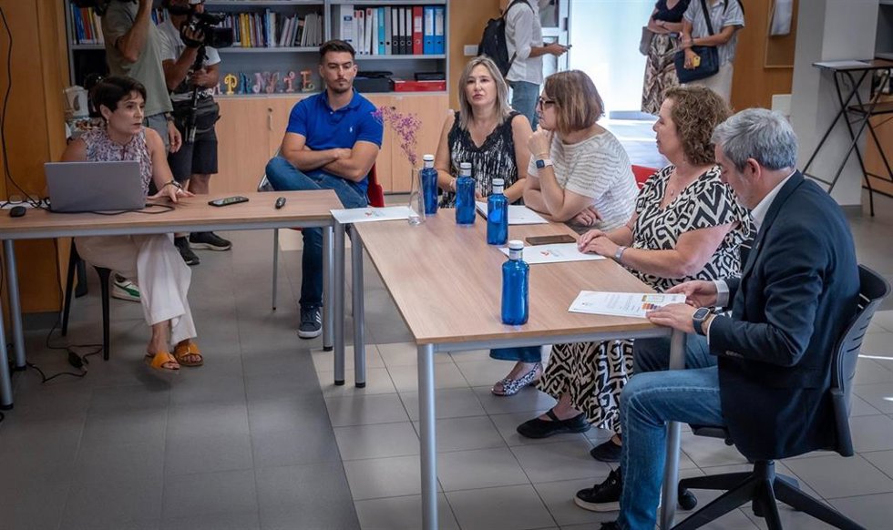 El presidente de Canarias, Fernando Clavijo, visita el centro de Apanate en La Laguna