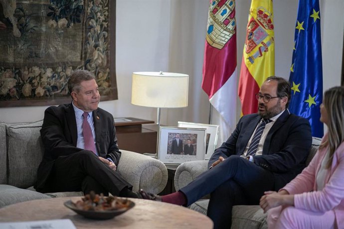 Reunión entre el jefe del Ejecutivo autonómico, Emiliano García-Page, y el presidente regional del PP, Paco Núñez.