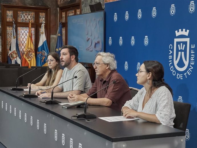 El consejero de Juventud y Formación, Serafín Mesa; el vicepresidente de arte del Instituto de Estudios Hispánicos y director del Museo de Arte Contemporáneo Eduardo Westerdahl, Celestino Celso Hernández, y los artistas Lisa Giambra y Elia Estévez