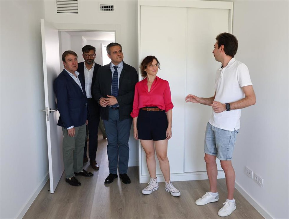 El director del desarrollo Plan Vive CULMIA, Andrés Rituerto (2i); el consejero de Vivienda, Transportes e infraestructuras, Jorge Rodrigo (3d), y la presidenta de la Comunidad de Madrid, Isabel Díaz Ayuso (1d), durante una visita a una nueva promoción 