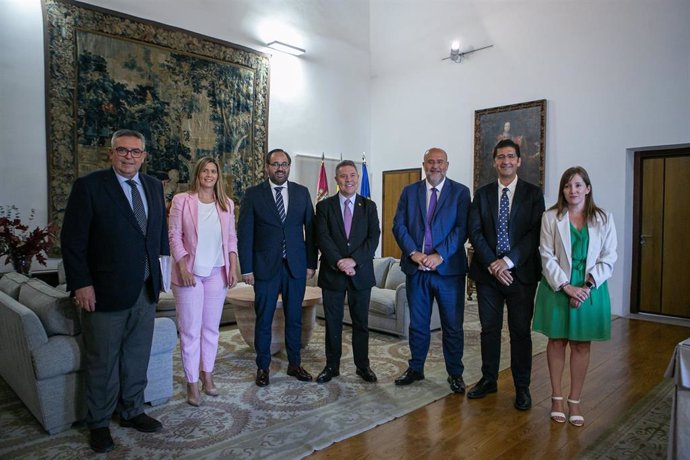 Reunión entre el presidente regional del PP, Paco Núñez, y el jefe del Ejecutivo autonómico, Emiliano García-Page