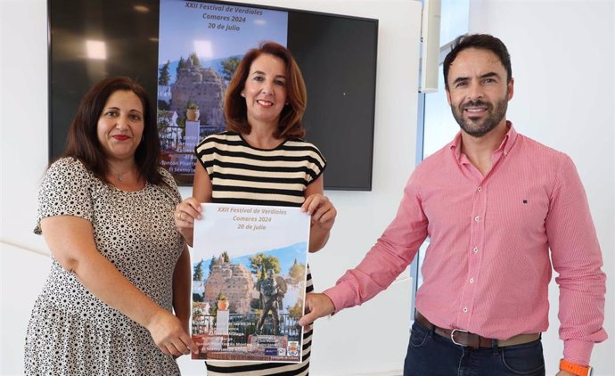 La vicepresidenta de la Diputación de Málaga Antonia Ledesma, junto a la alcaldesa de Comares, Eva Aguilar, y el concejal de Cultura, José Miguel Ruiz, presentan el 23 Festival de Verdiales.