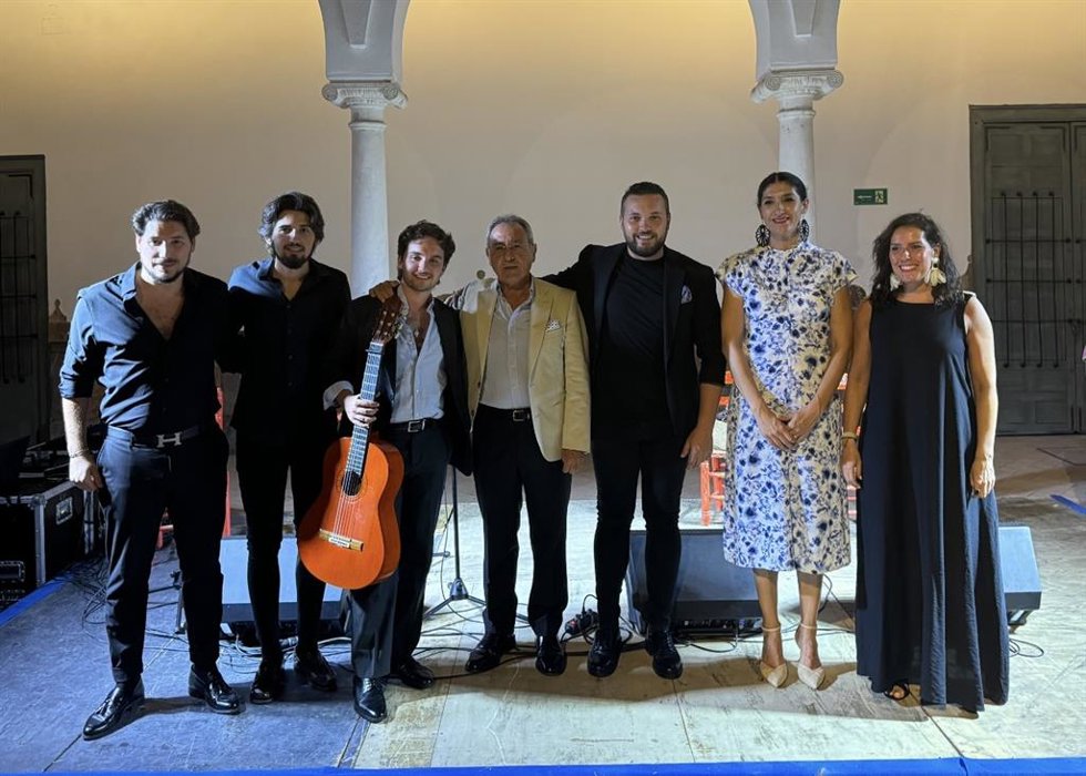 Écija dio este lunes el pistoletazo de salida a su XLIV Noche Flamenca Ecijana, que se celebrará en el municipio cada noche hasta el próximo viernes bajo el título 'Écija, cultura sin fronteras'.
