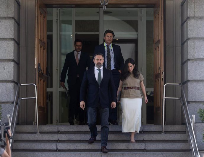 El líder de VOX, Santiago Abascal y la portavoz de VOX en el Congreso, Pepa Millán, en el Congreso de los Diputados.