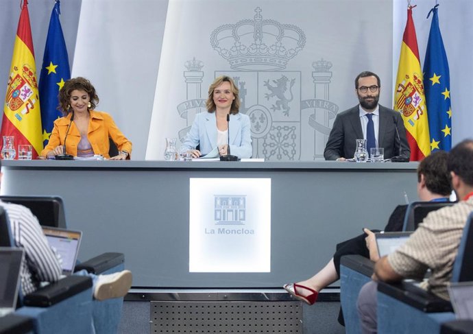 (I-D) La vicepresidenta primera y ministra de Hacienda, María Jesús Montero; la ministra Portavoz, Educación, Formación Profesional y Deporte, Pilar Alegría y el ministro de Economía, Comercio y Empresa, Carlos Cuerpo.