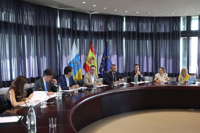 Reunión del grupo directivo de la Estrategia Canaria de Economía Azul (ECEA), presidido por el consejero de Economía, Industria, Comercio y Autónomos del Gobierno de Canarias, Manuel Domínguez