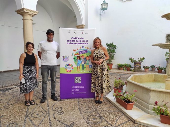 La delegada de Igualdad y Cooperación al Desarrollo de la institución provincial, Auxiliadora Moreno (dcha.), y el presidente de CIC Batá, Rafael Cantero, tras la presentación del informe.