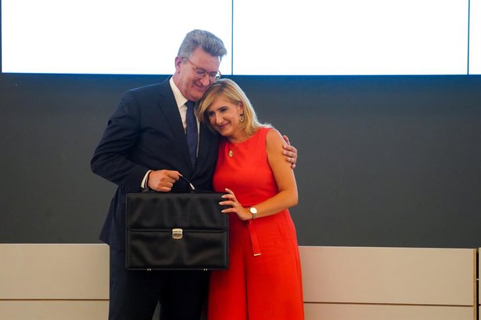 La fins hui consellera de Medi ambient, Aigua, Infraestructures i Territori, Salomé Pradas, traspassa la seua cartera al nou conseller de Medi ambient, Infraestructures i Territori del Govern valencià, Vicente Martínez Mus,