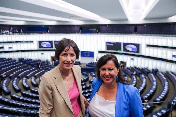 La portavoz nacional del BNG, Ana Pontón, y la eurodiputada del BNG, Ana Miranda, en el Parlamento Europeo en Estrasburgo.