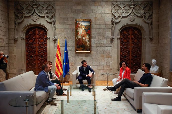 (I-D) El vicepresidente de Òmnium, Oleguer Serra; la vicepresidenta de la Generalitat, Laura Vilagrà; el presidente de la Generalitat, Pere Aragonès, la secretaria general de ERC en funciones, Marta Rovira, y el diputado de ERC en el Parlament Rubén Wagen