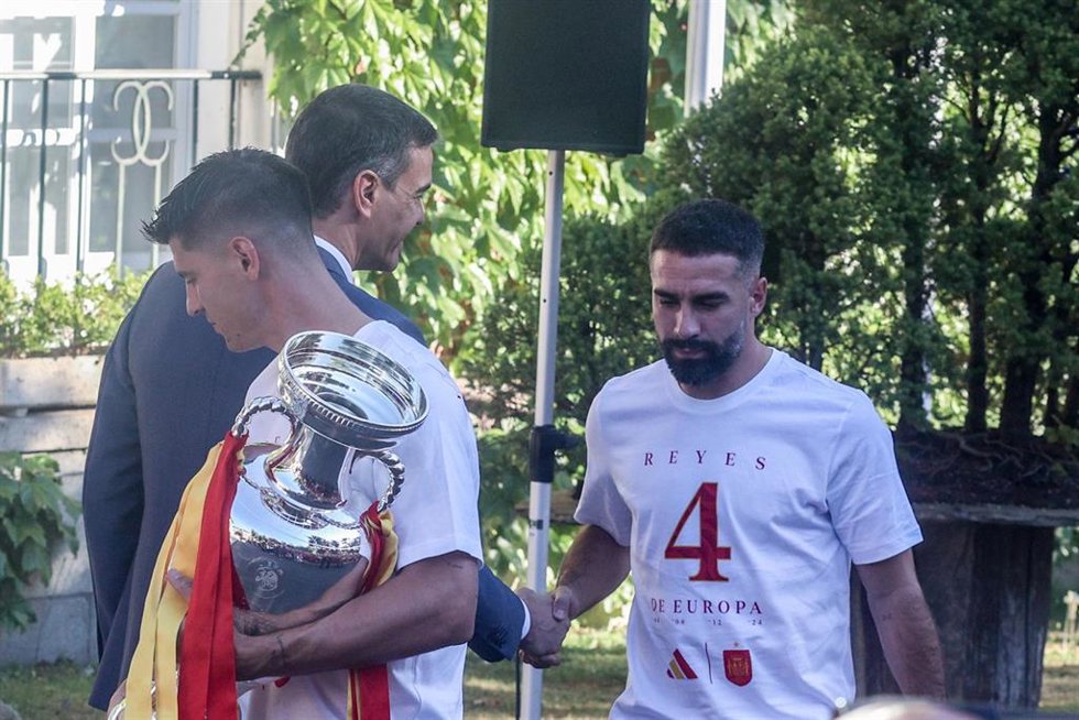 El presidente del Gobierno, Pedro Sánchez (2i), saluda al futbolista Dani Carvajal (1d) durante la recepción a la Selección española de Fútbol, campeona de la Eurocopa 2024